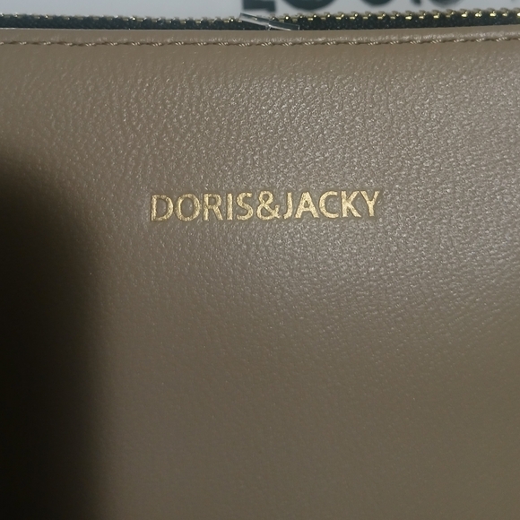 LIKE NEW Doris & Jacky Leather Wristlet - Picture 3 of 6